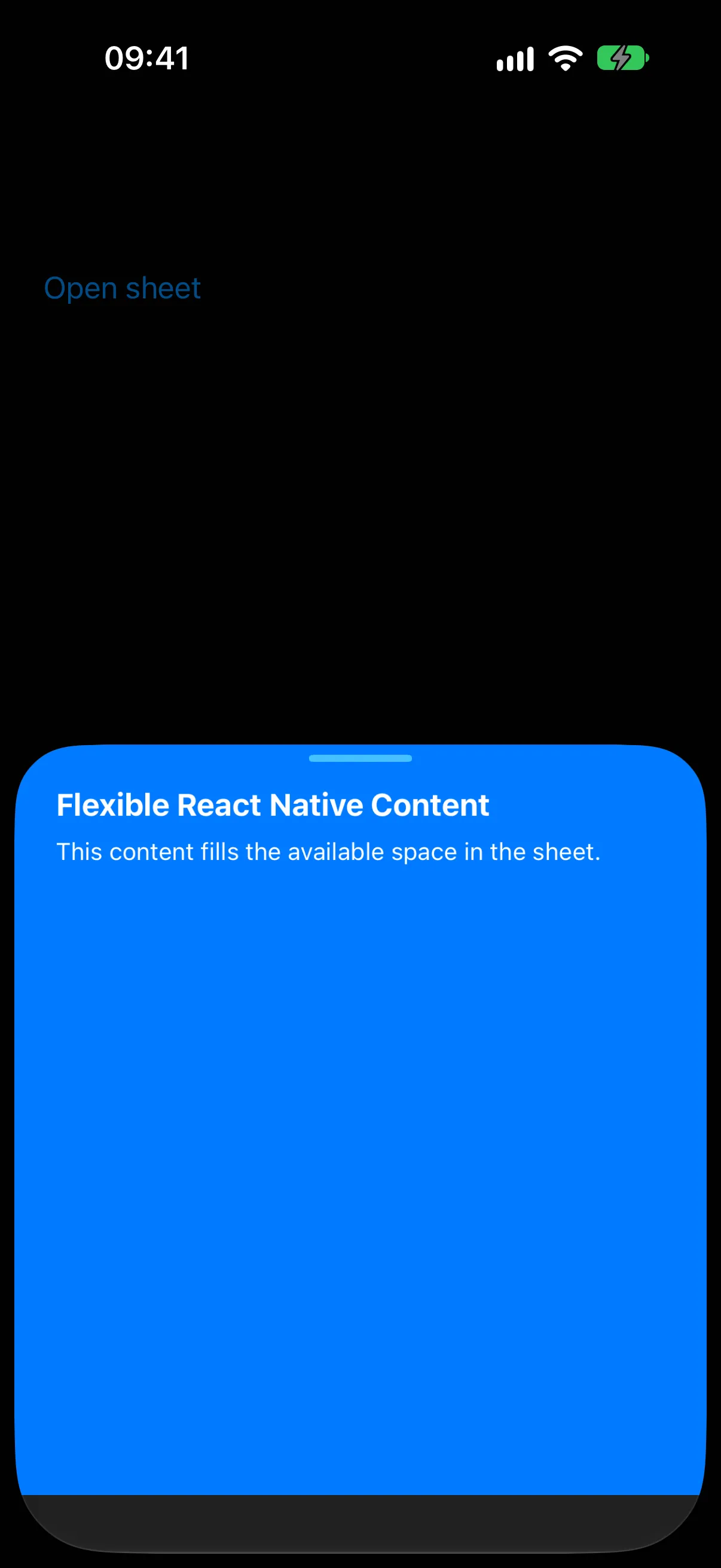 一个处于中等 detent、由蓝色 React Native 视图填充的底部弹窗