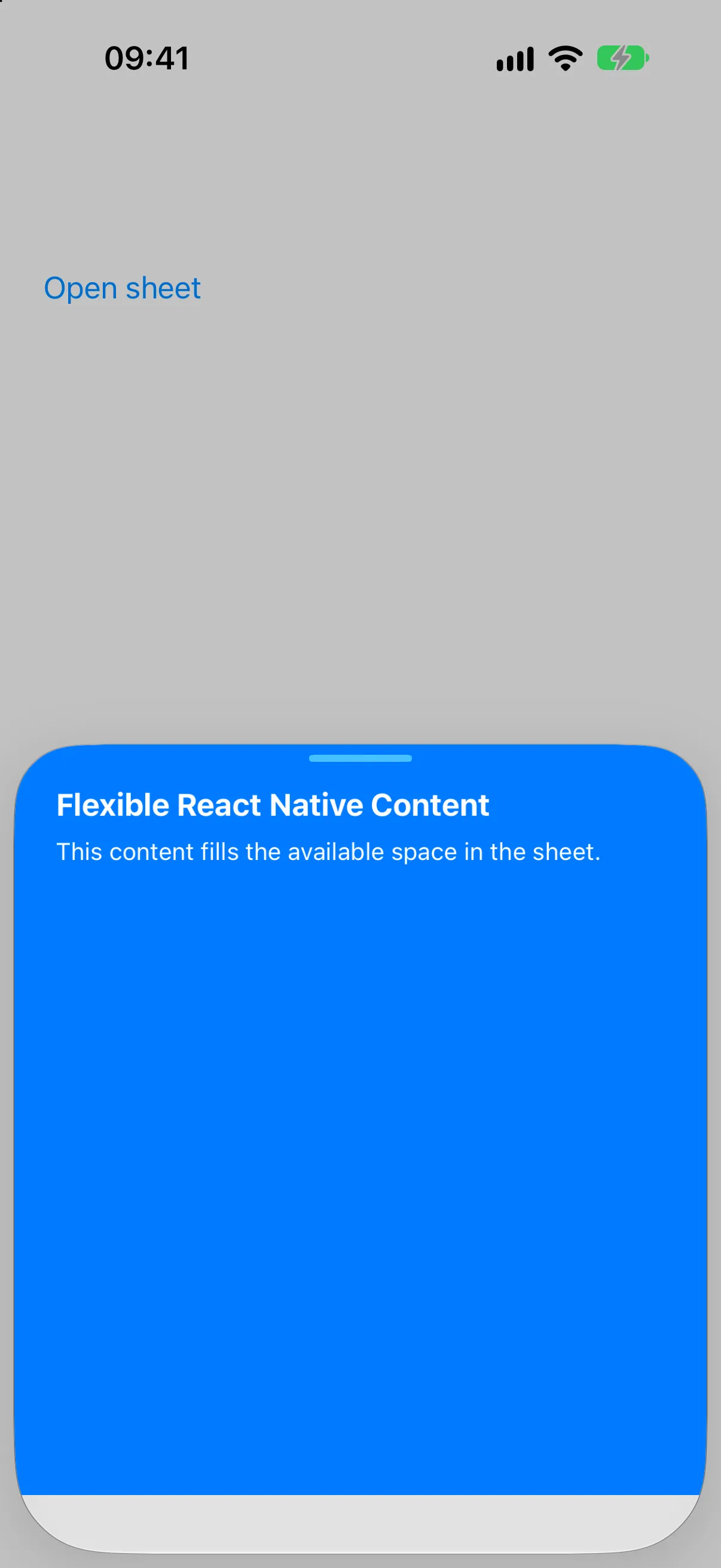 一个处于中等 detent、由蓝色 React Native 视图填充的底部弹窗